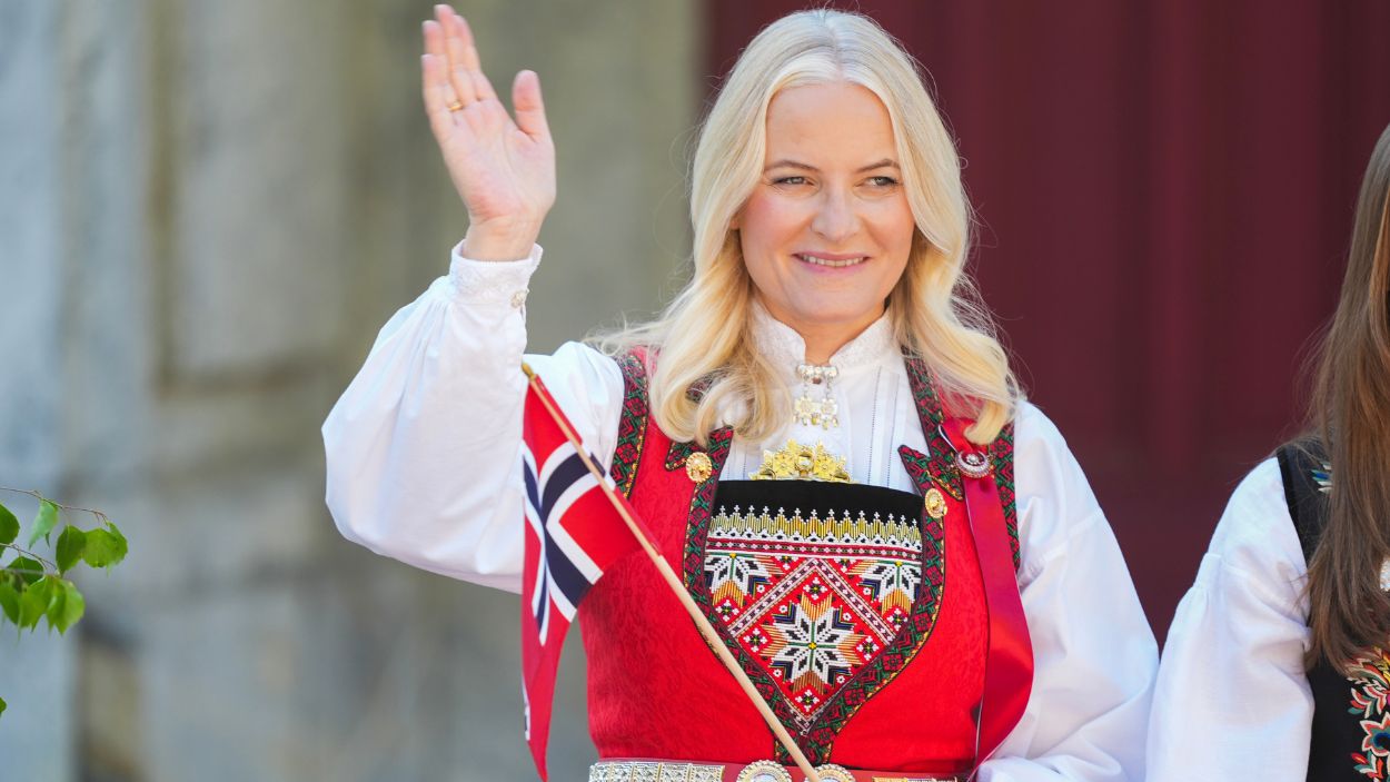 La princesa de Noruega, Mette Marit, en un traje tradicional de su país. EP.