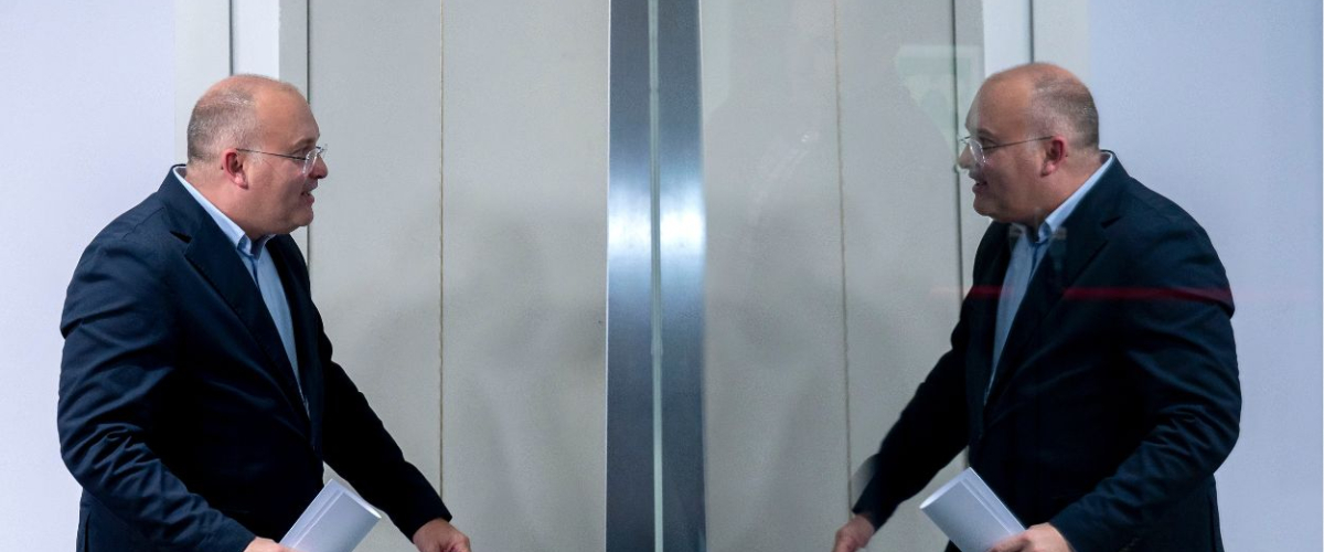 Tellado insiste en el bulo de Ayuso y Feijóo de que el Gobierno pretende subir el censo con la regularización de migrantes