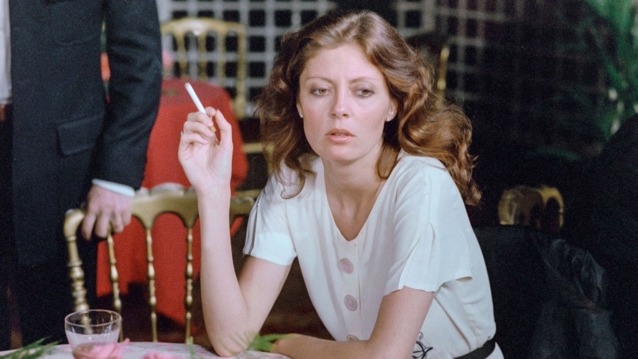 Sarandon dio una lección de chic desenfadado con un sencillo vestido blanco 