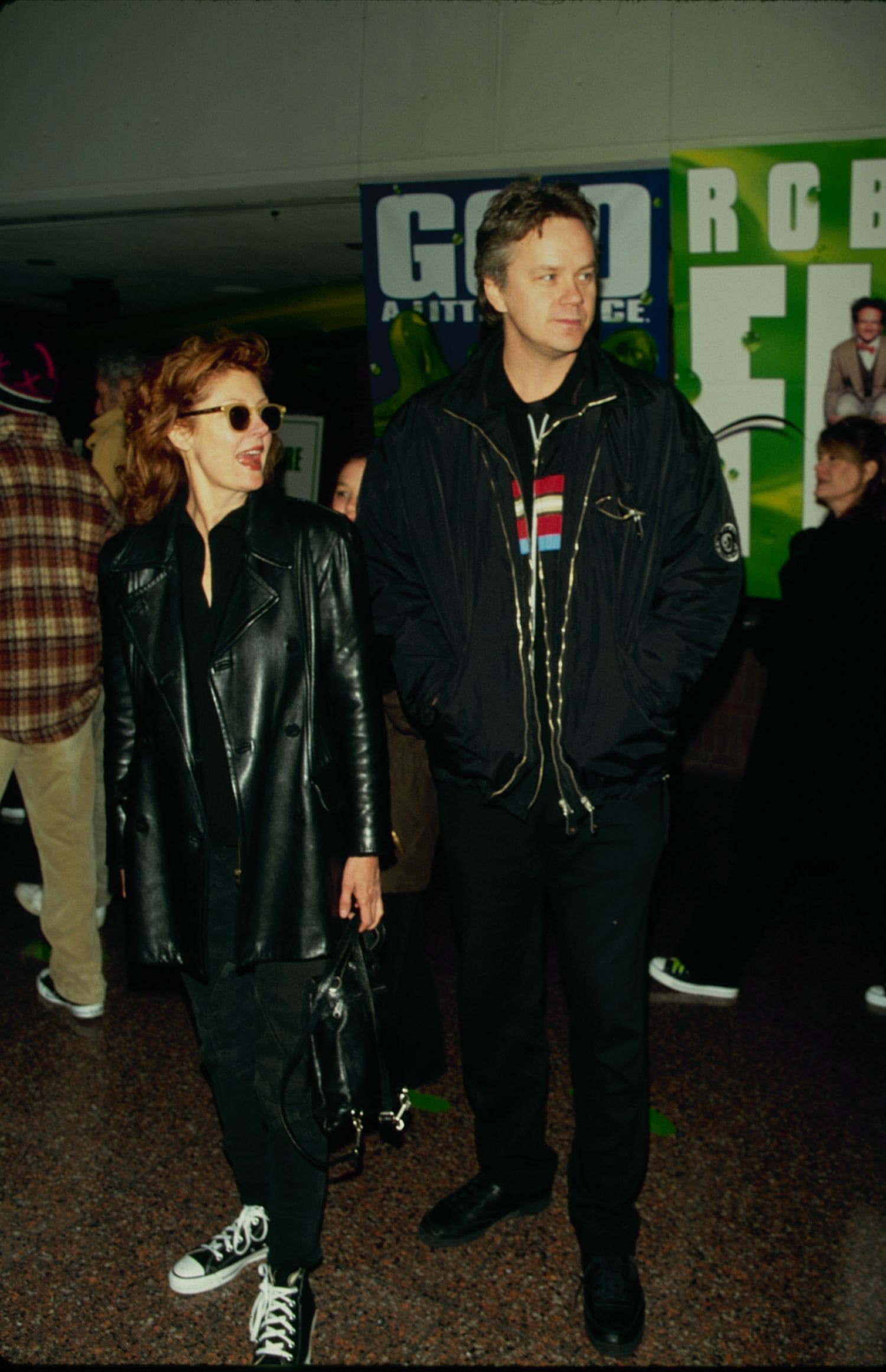 El original look de Sarandon en riguroso negro (Converse incluidas), aquí acompañada por su ex marido Tim Robbins, sin duda es el paradigma de lo más cool del estilo de los años 90. 