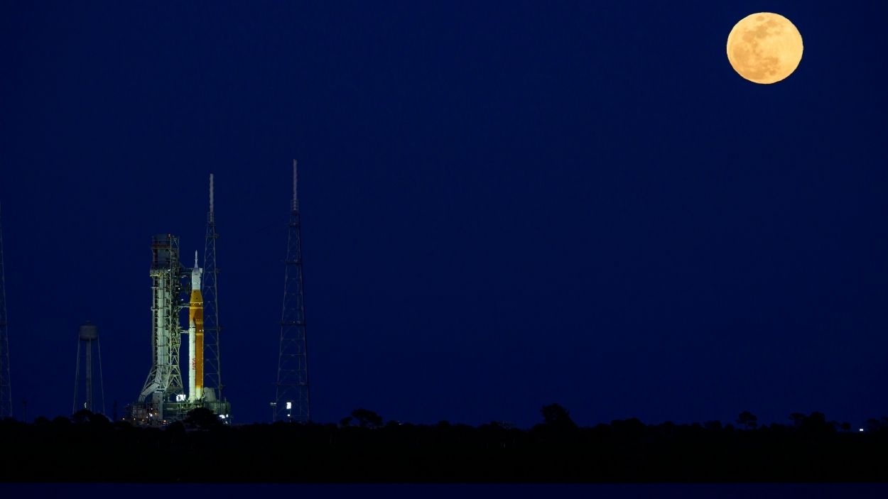 La NASA aplaza a marzo la misión Artemis II por nuevas fugas de combustible en el cohete lunar. EP/Archivo.