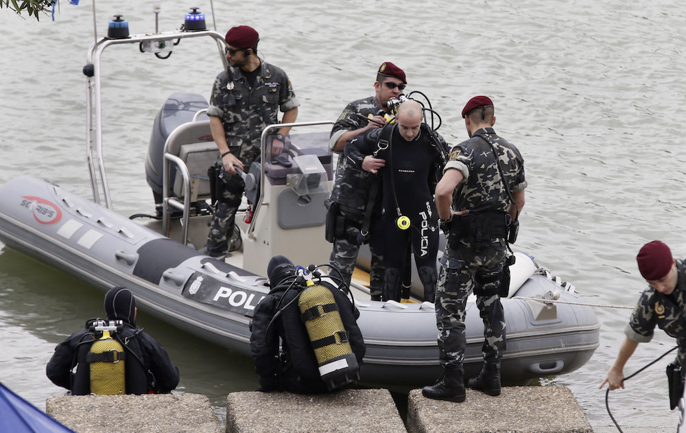 Los buzos de los GEO buscan en el Guadalquivir los restos de Marta del Castillo.