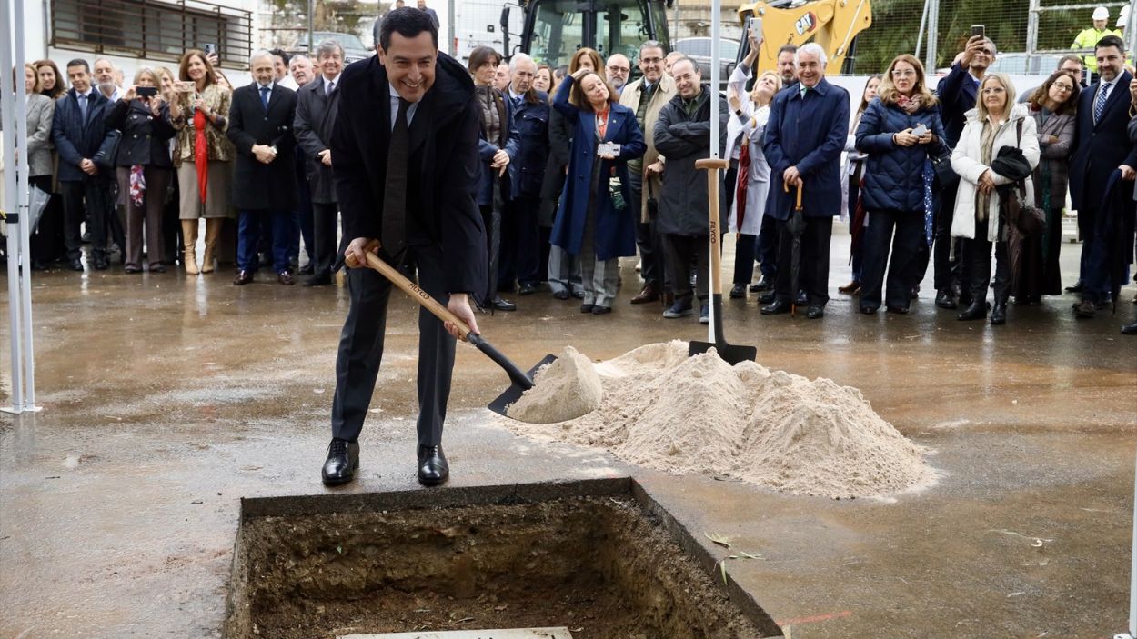 El presidente de la Junta de Andalucía, Moreno Bonilla, pone la "primera piedra" del Hospital Virgen de la Esperanza de Málaga / EP
