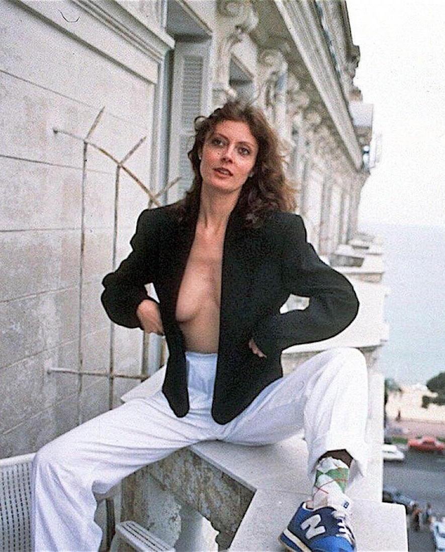 En Cannes, en 1978, Susan rompió estereotipos y se consagró como una mujer dispuesta a arriesgar: un blazer sin nada debajo y unas New Balance 320. Estilo en estado puro.
