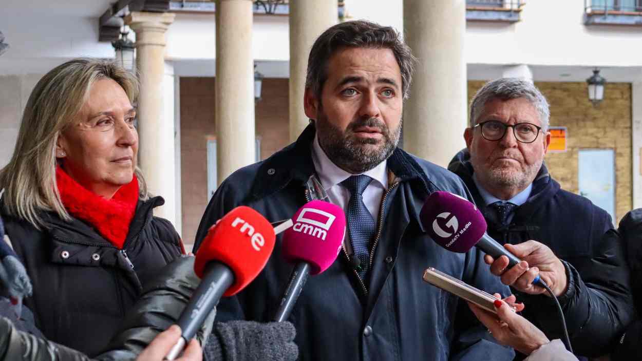 Paco Núñez acompañado de la alcaldesa de Guadalajara, Ana Guarinos, y del diputado regional Nacho Re