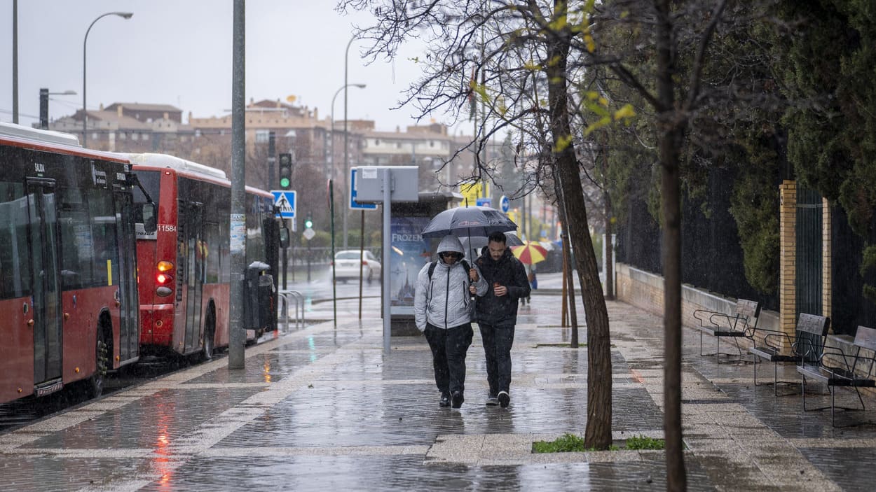 Imágenes de transeúntes por las calles de Granada con el temporal. EP.