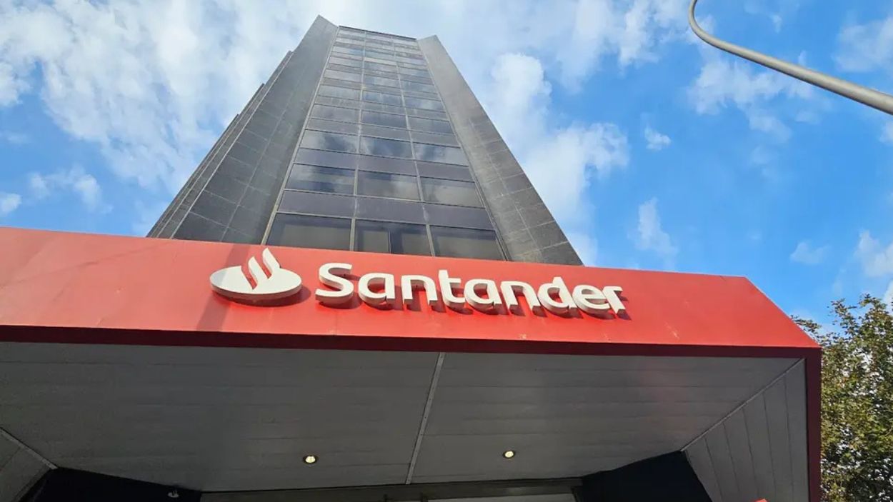 Exterior de una de las sedes del Banco Santander
