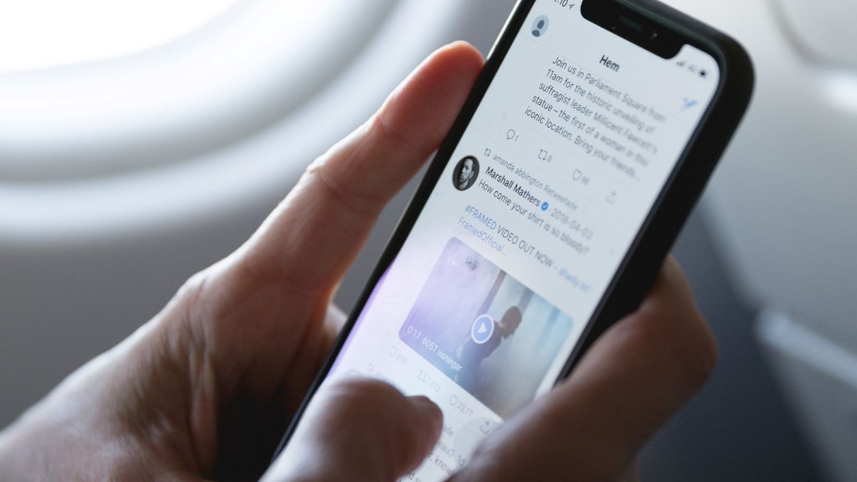 Imagen de recurso de una persona navegando por Twitter, ahora conocido como X. Archivo.