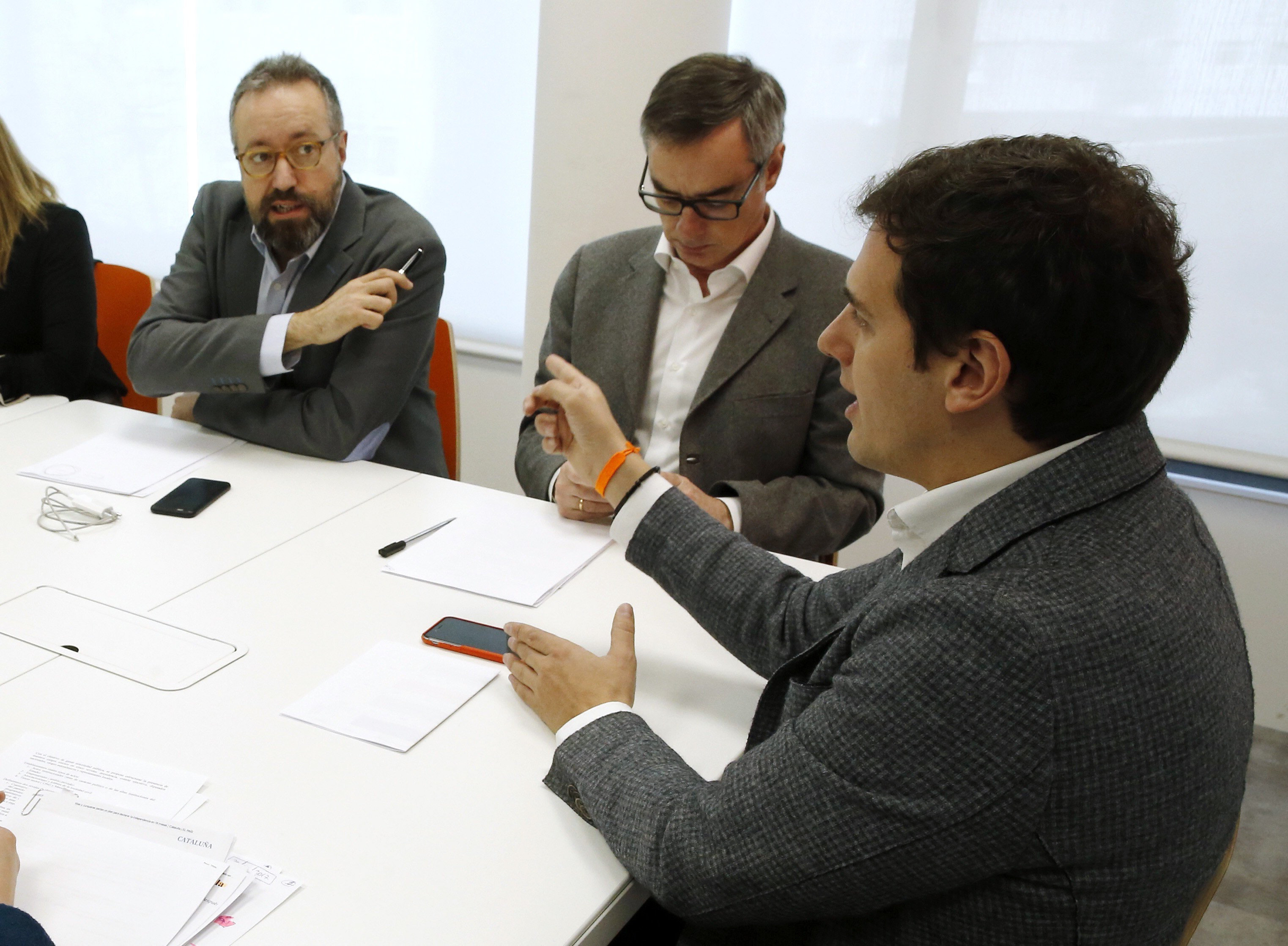 El presdiente de Ciudadanos, Albert Rivera (d), conversa hoy con el responsable del Área de Constitucional, Juan Carlos Girauta (i), y el secretario general, José Manuel Villegas.