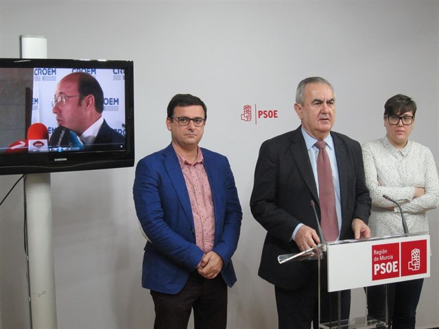 Miembros del PSOE de Murcia pidiendo la dimisión del presidente popular de la comunidad.