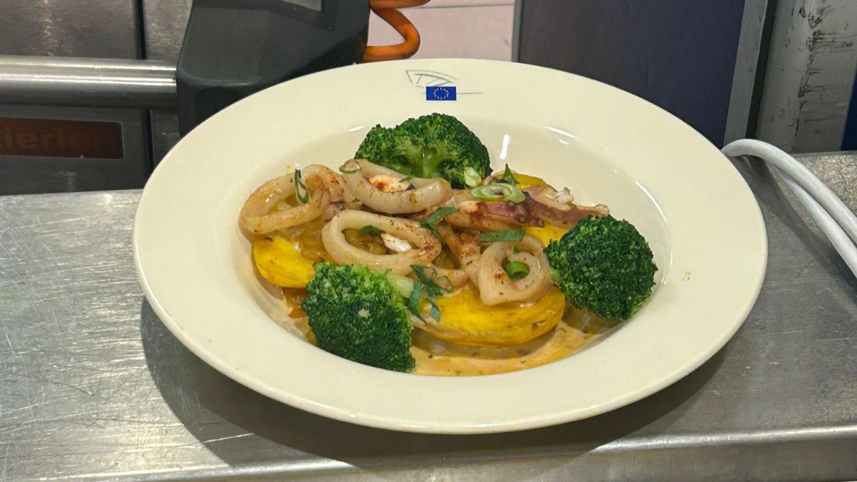 El 'pulpo a la gallega' del comedor del Parlamento Europeo. Redes sociales
