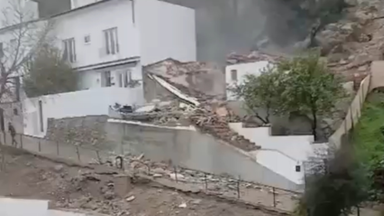 Derrumbamiento de una causa como consecuencia de la borrasca Leonardo