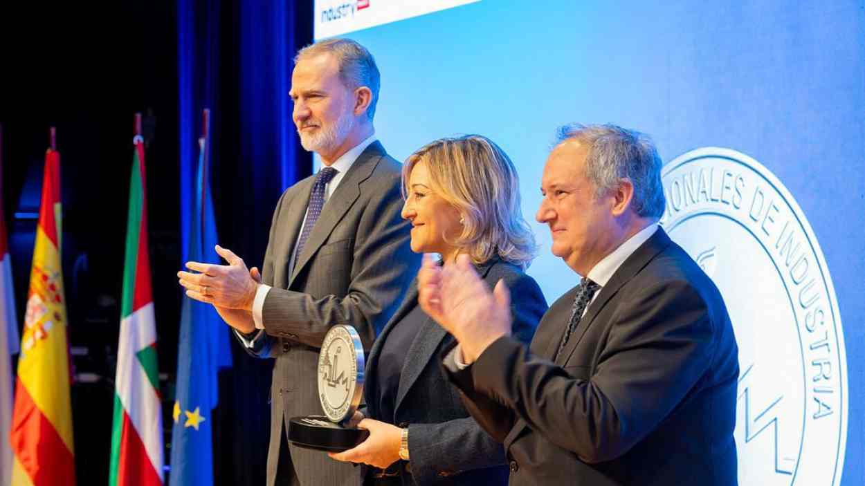 Elena Alcalde, directora de Supply Chain y Compras de Moeve Chemicals, con Felipe VI y Jordi Hereu. Moeve