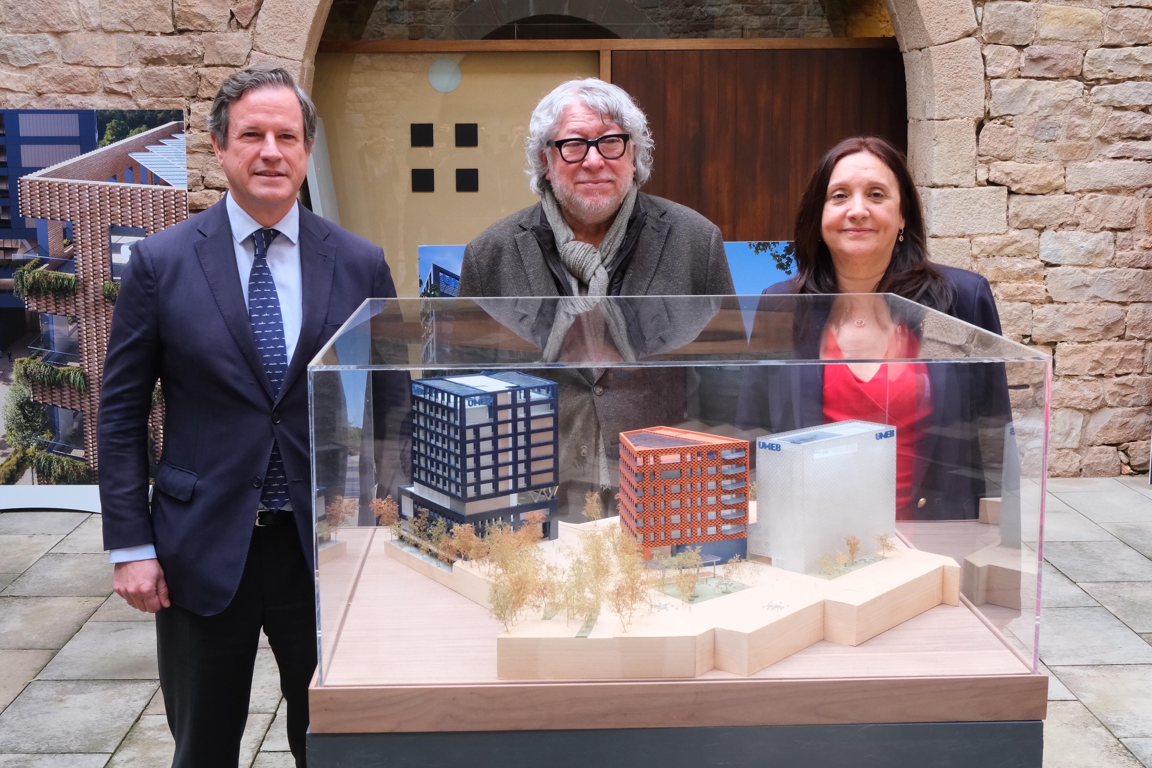El alcalde de Cornellà de Llobregat, Antonio Balmón, junto a la maqueta de la Universidad Marítima Europea de Barcelona (UMEB)
