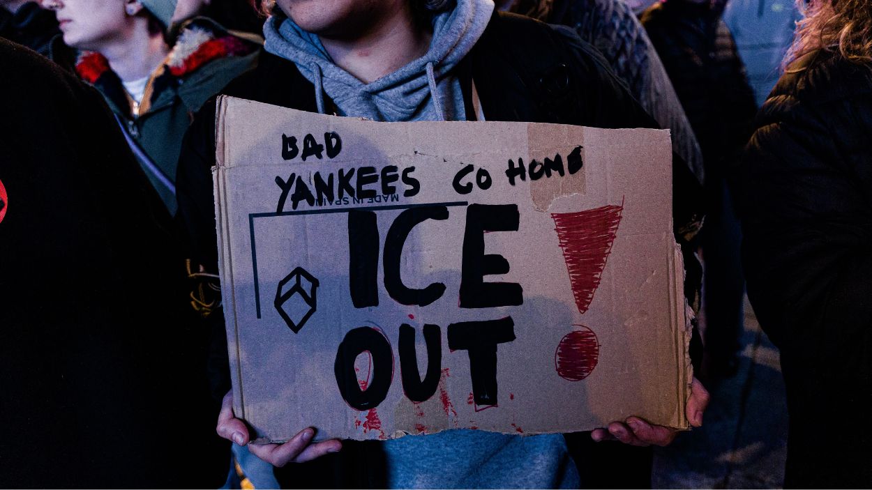 Un manifestante en Minnesota contra las cargas violentas de la policía migratoria del Gobierno de Donald Trump, el ICE. EP.