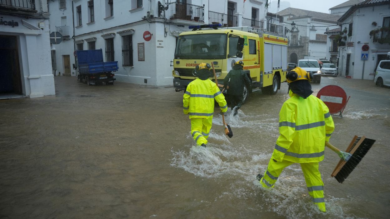 Bomberos trabajando en el municipio gaditano de Grazalema / EP