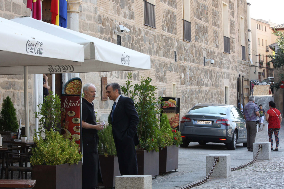 José Manuel Molina ante el Palacio de Fuensalida