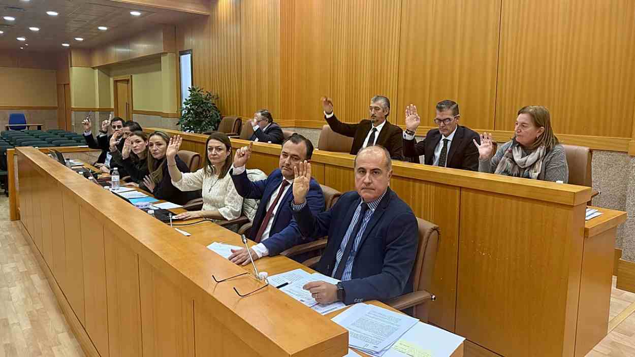 Los concejales del Partido Popular y Vox en el Ayuntamiento de Talavera de la Reina votando a favor de la propuesta de Vox. EP.