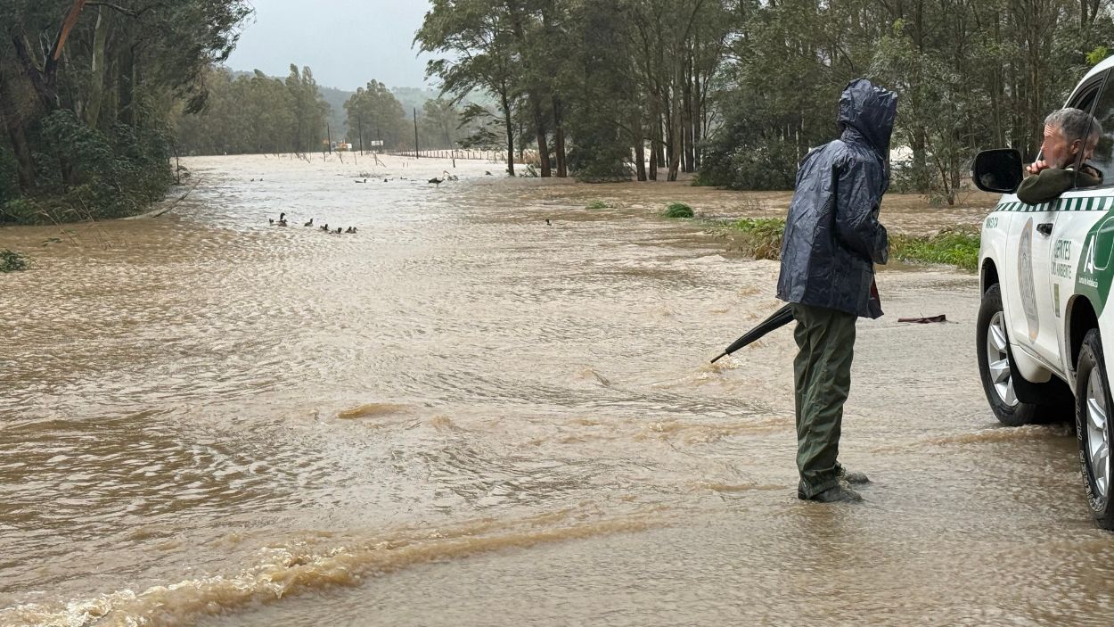 Calles anegadas por el paso de la borrasca Leonardo en Cádiz / EP