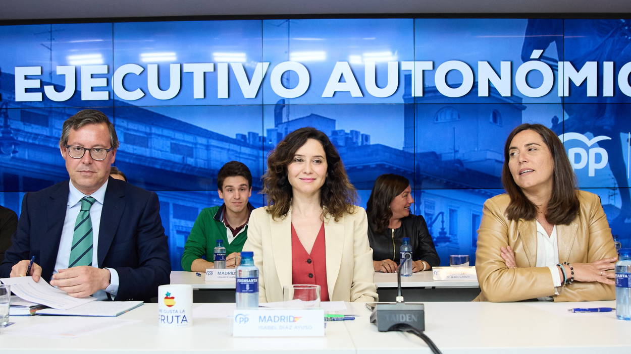 De izquierda a derecha:  El secretario general del PP de Madrid, Alfonso Serrano; la presidenta de la Comunidad de Madrid y presidenta del PP de Madrid, Isabel Díaz Ayuso, y la vicesecretaria de organización del PP de Madrid, Ana Millán. EP.