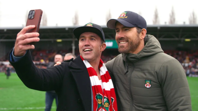 Ryan Reynold junto a ROb McElhenny| @wrexham_afc