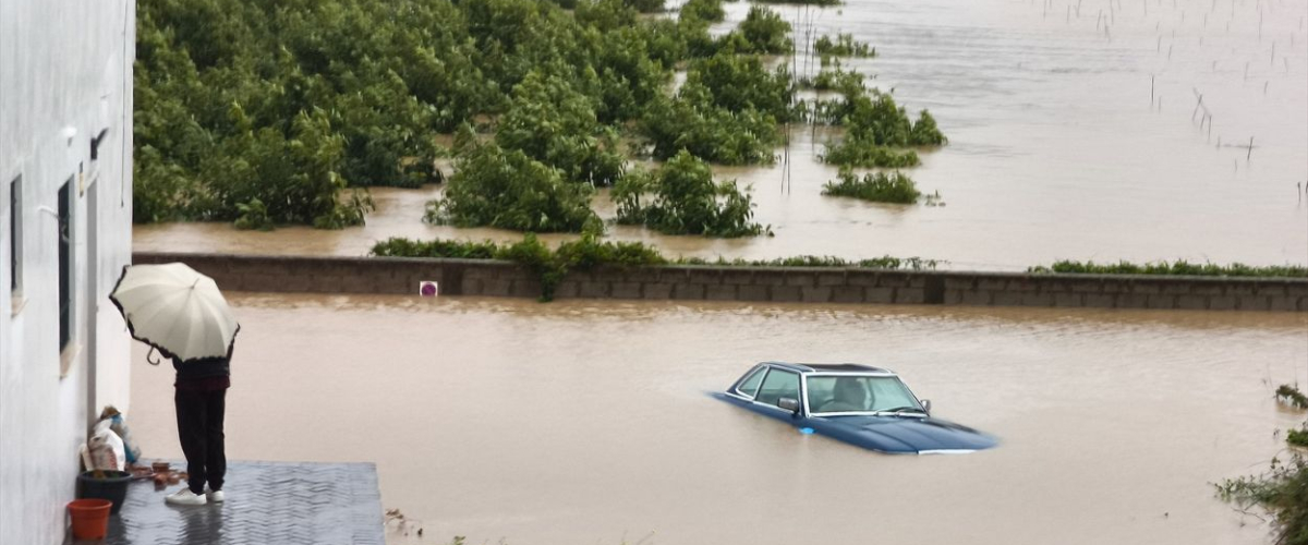 la Guardia Civil rescata a cinco personas y diez perros
