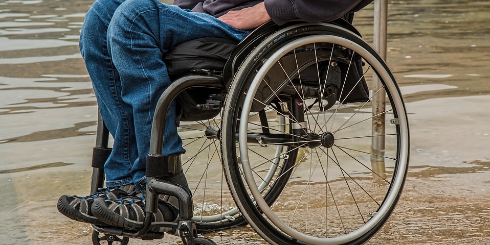Un hombre en silla de ruedas