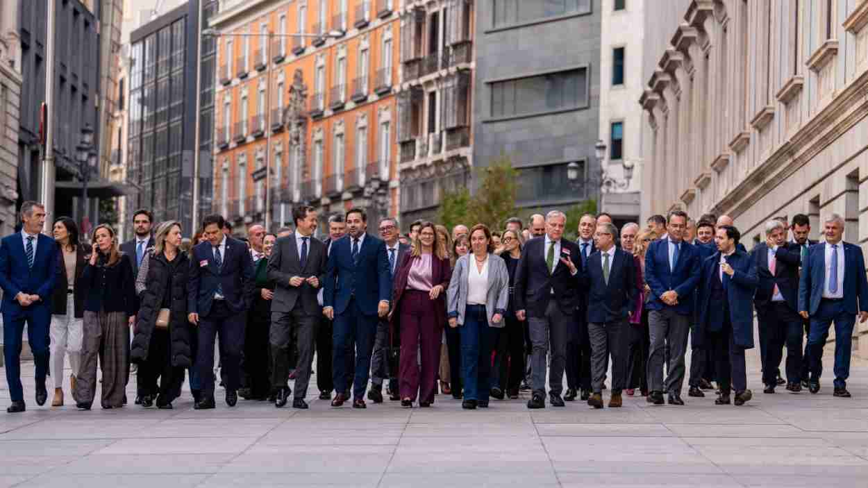 Foto de familia del PP de Castilla-La Mancha llegando al Congreso de los Diputados.