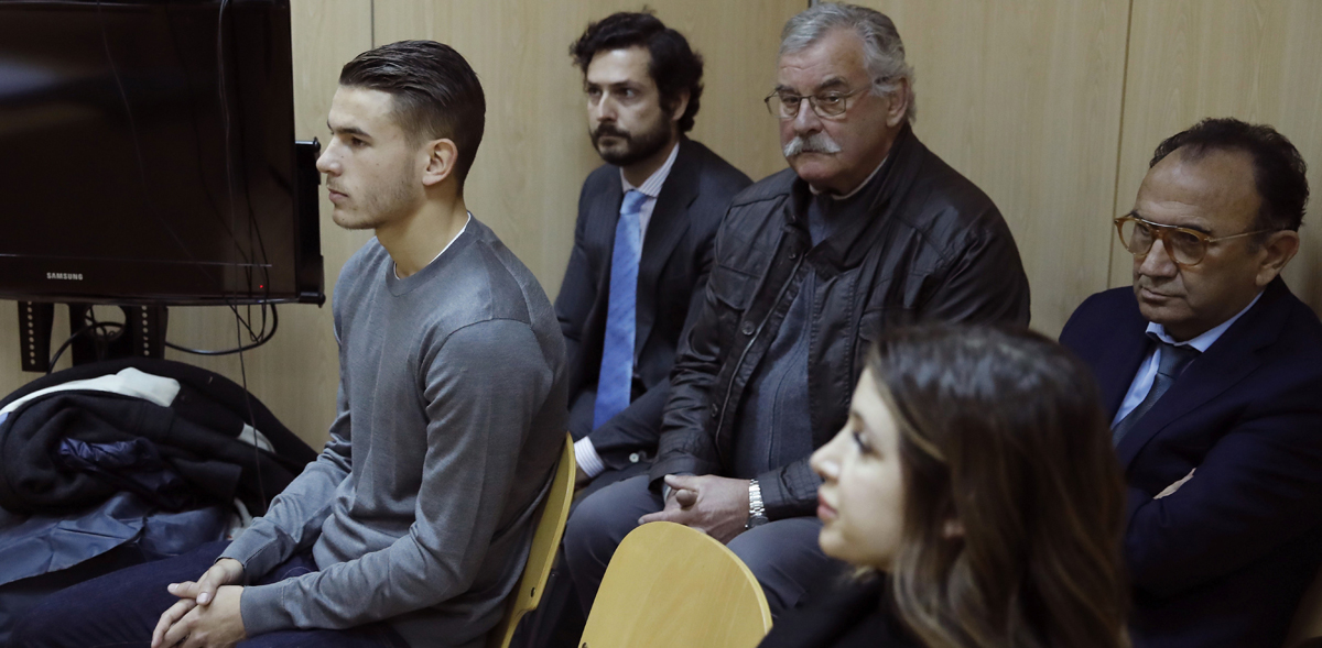 El futbolista del Atlético de Madrid Lucas Hernández (i), durante el juicio.