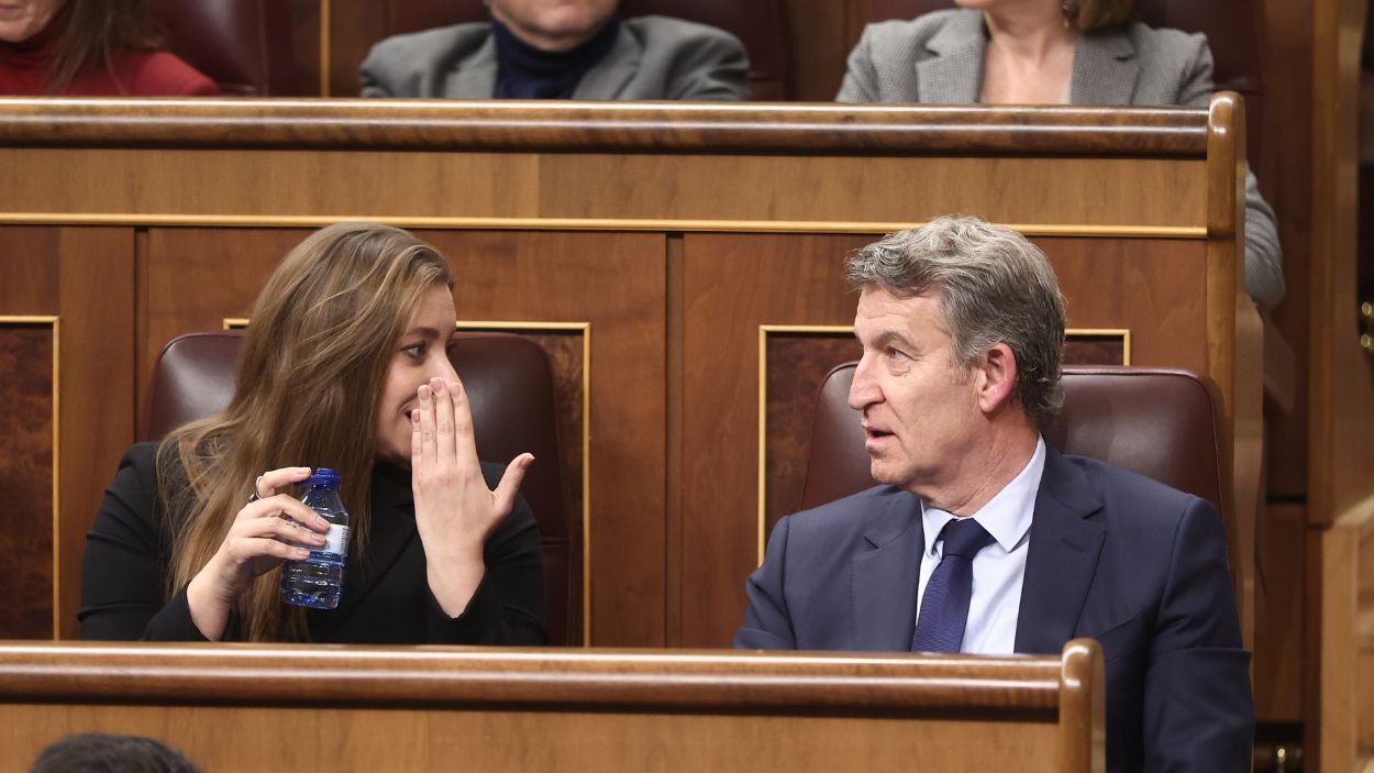 El presidente del PP, Alberto Núñez Feijóo, y la portavoz parlamentaria, Ester Muñoz en el Congreso de los Diputados. EP.