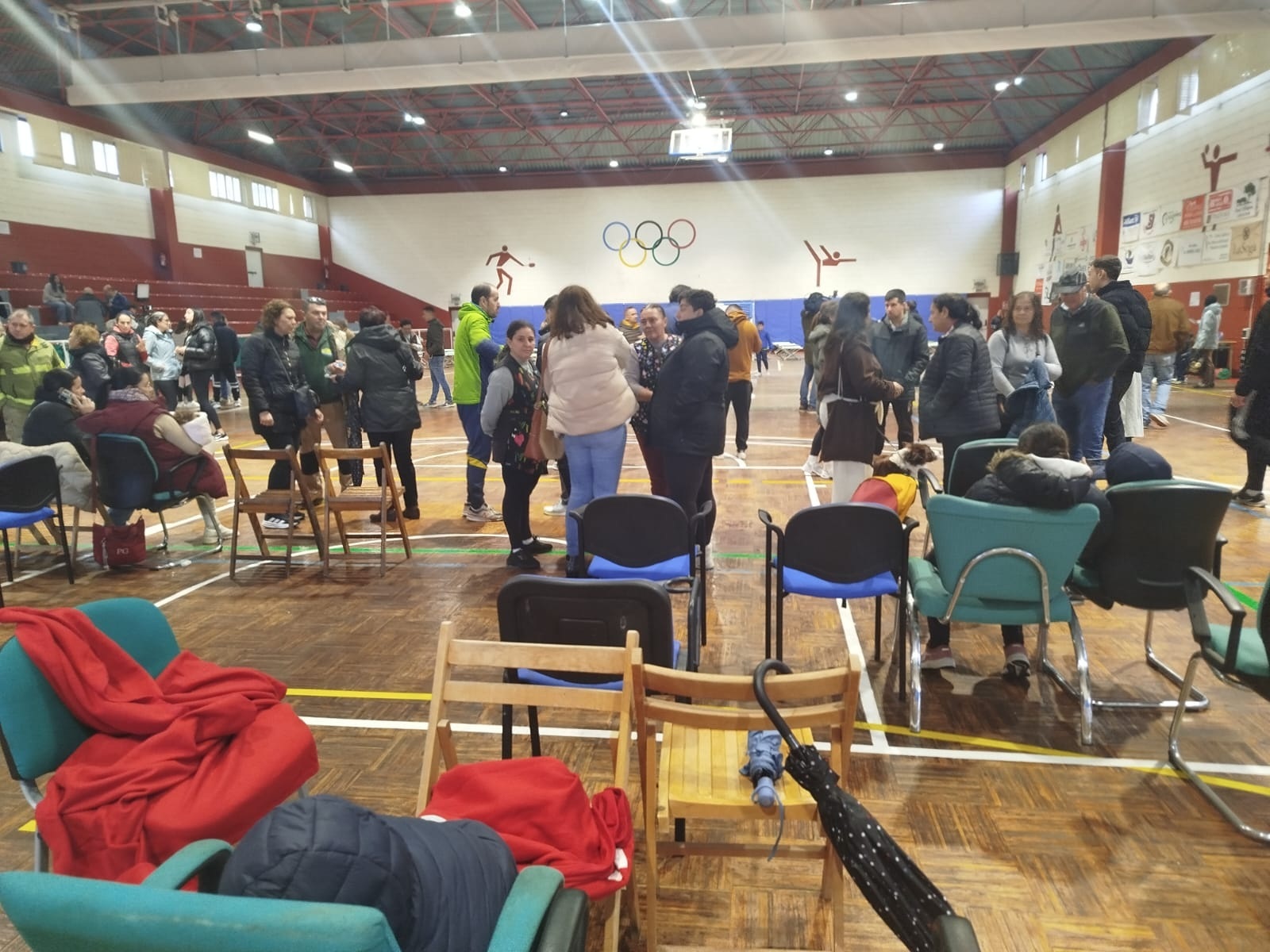 Vecinos desalojados de La Bazana y Valuengo, en el polideportivo de Jerez de los Caballeros / Ayuntamiento Jerez de los Caballeros , EP