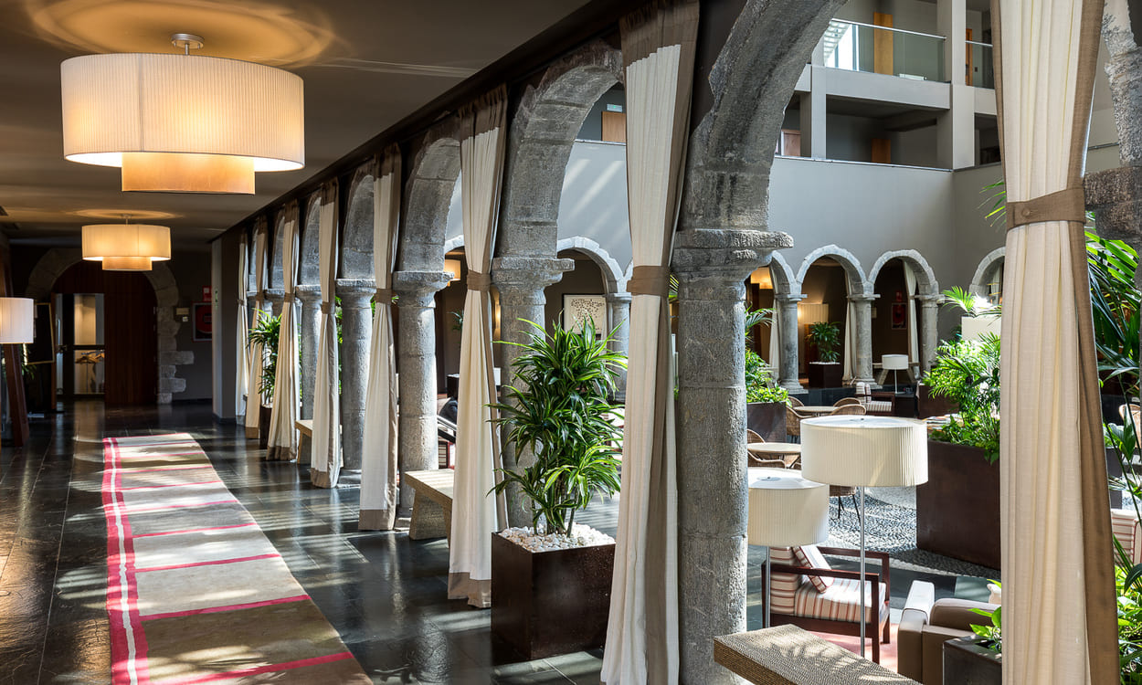 El claustro es el corazón arquitectónico del Parador que conecta la vida contemporánea con el pasado medieval del edificio. PARADORES