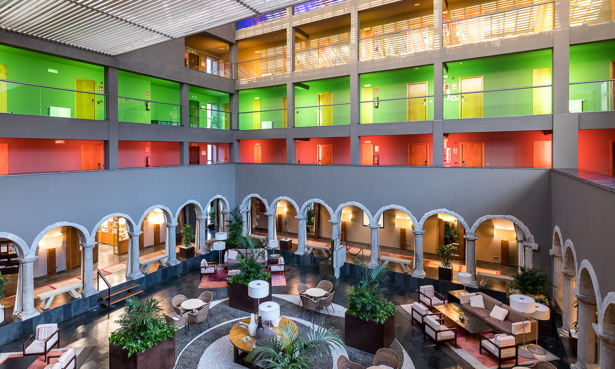 La evolución del edificio se lee en su claustro: origen medieval en la parte baja y actuaciones más contemporáneas en las plantas superiores. PARADORES