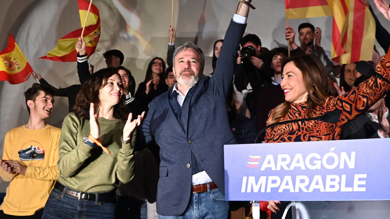 En un acto de campaña del PP de Aragón, de izq. a dcha.: la presidenta de la Comunidad de Madrid, Isabel Díaz Ayuso, el candidato del PP, Jorge Azcón, y la alcaldesa de Zaragoza, Natalia Chueca. EP