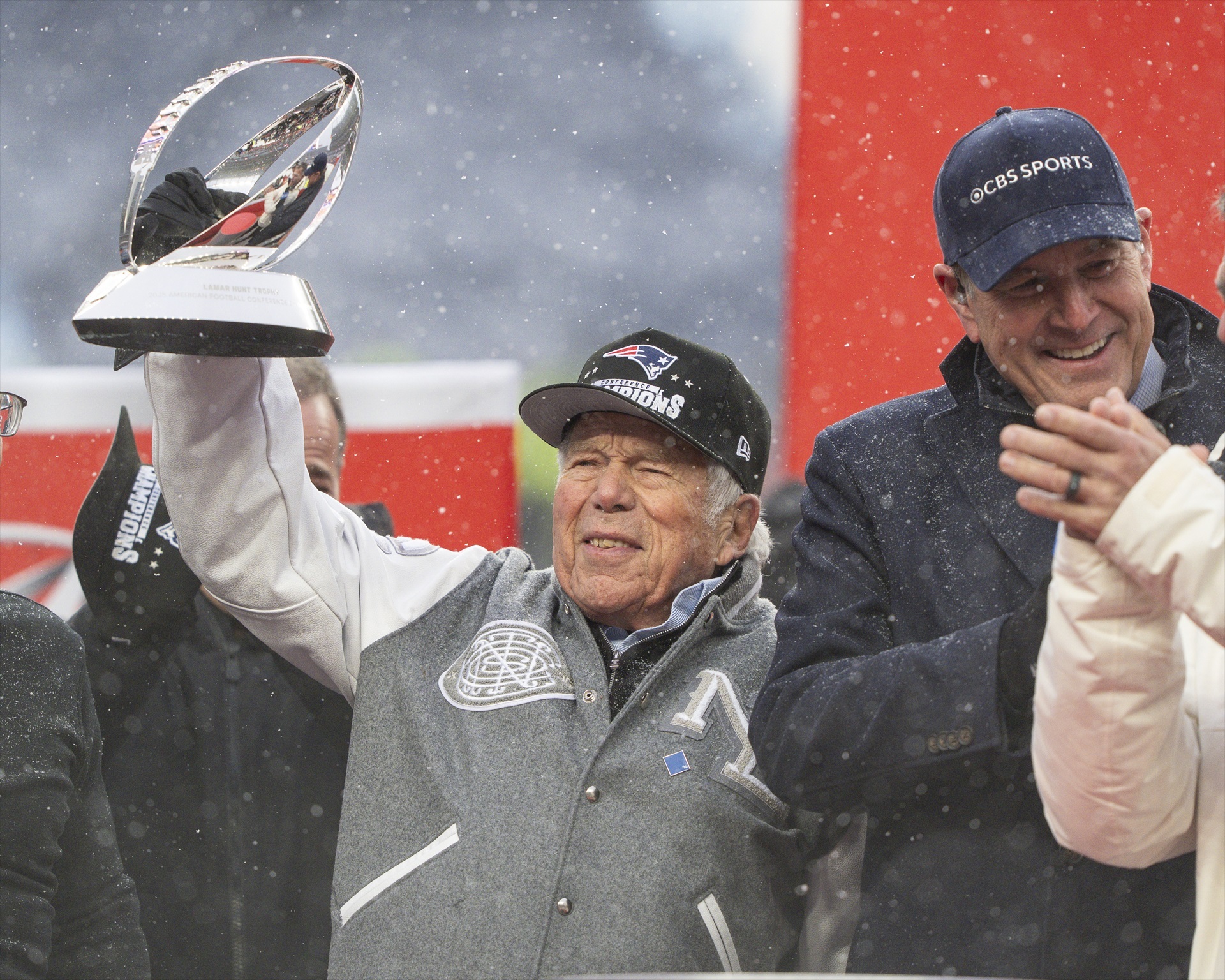 Robert Krafts celebrando que los Patriots juegan la Super Bowl| EP