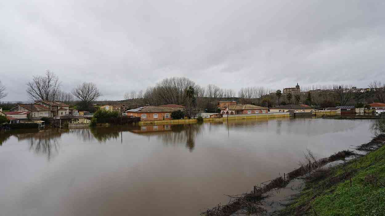 Inundaciones provocadas por el desbordamiento del río Alagón en Coria. EP
