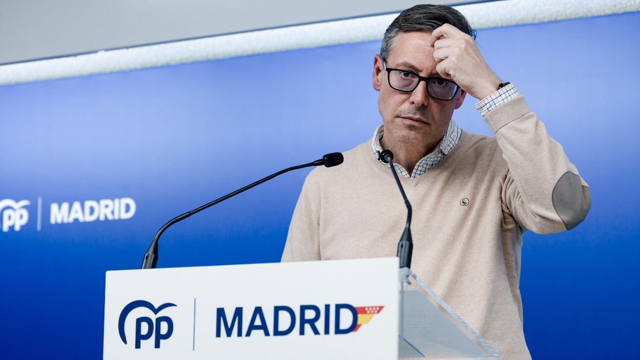 El secretario general del PP de Madrid, Alfonso Serrano, durante una rueda de prensa, en la sede del PP. EP.
