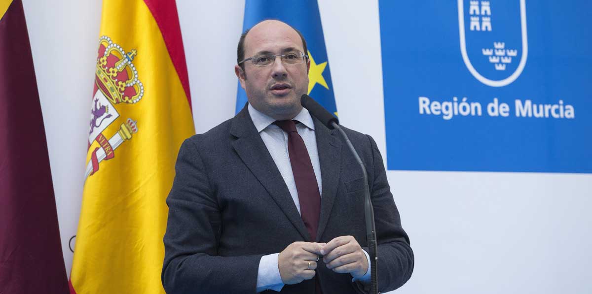 El presidente de Murcia Pedro Antonio Sánchez durante su intervención hoy en el acto de becas y diplomas a los deportistas de alto rendimiento de la Región de Murcia, en el Palacio de San Esteban, sede del gobierno regional. EFE