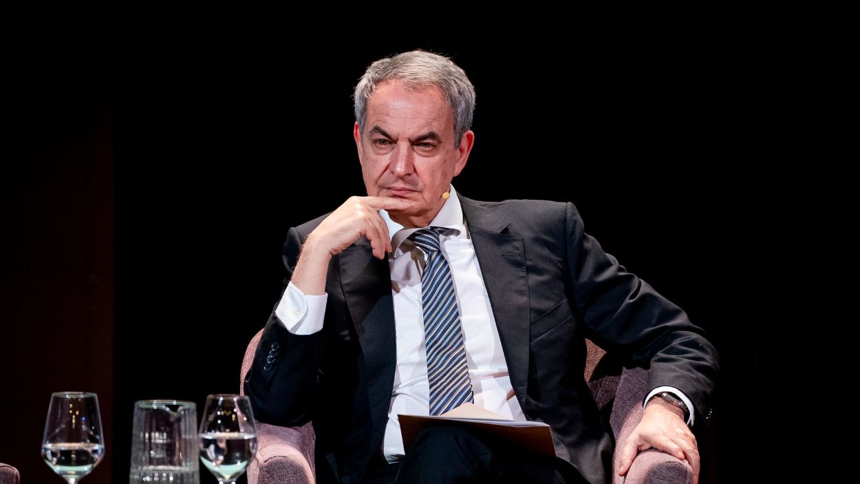 El expresidente del Gobierno José Luis Rodríguez Zapatero interviene durante la presentación del libro 'Las huellas de la Transición. 50 años de cambio y conflicto en democracia', en el Ateneo de Madrid. EP.