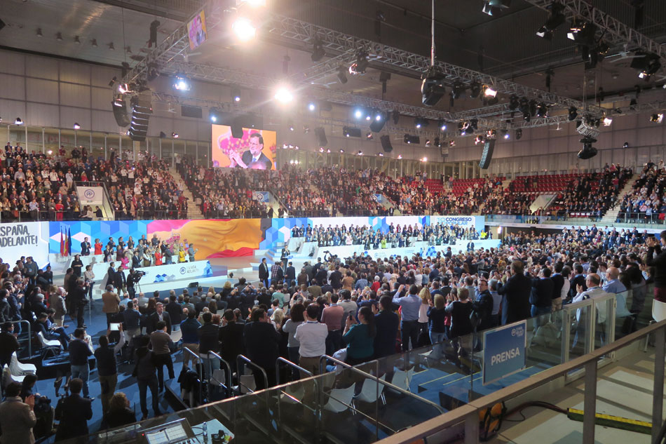 El pleno en pie para aplaudir a Mariano Rajoy antes de su discurso - L. M.