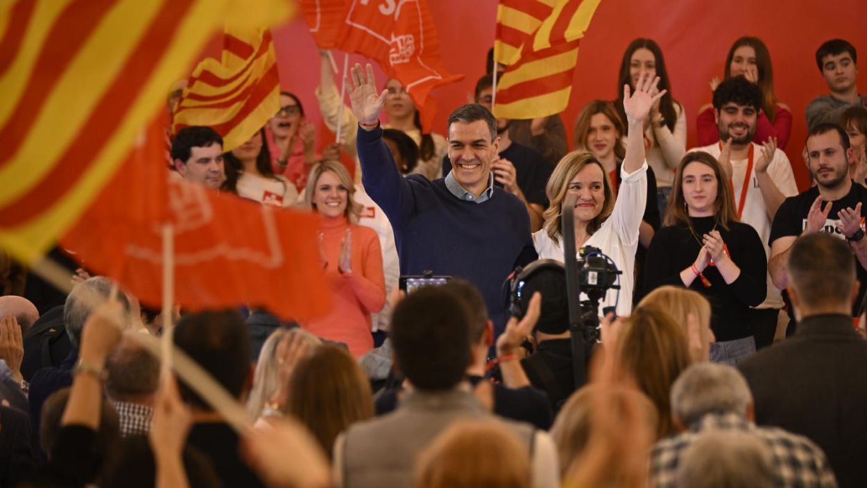 El secretario general del PSOE, Pedro Sánchez, y la candidata a la Presidencia de Aragón, Pilar Alegría, en el cierre de campaña del PSOE en Zaragoza. EP.