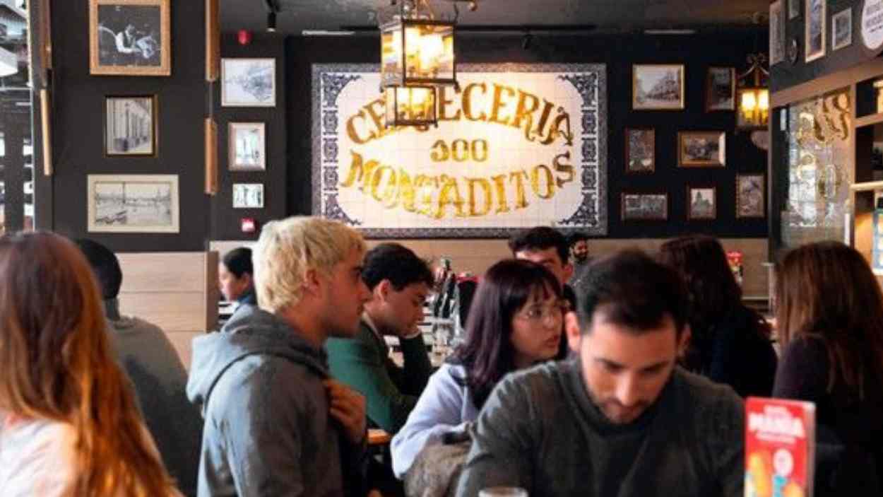 Local de 100 Montaditos lleno de clientes  Foto de Restalia