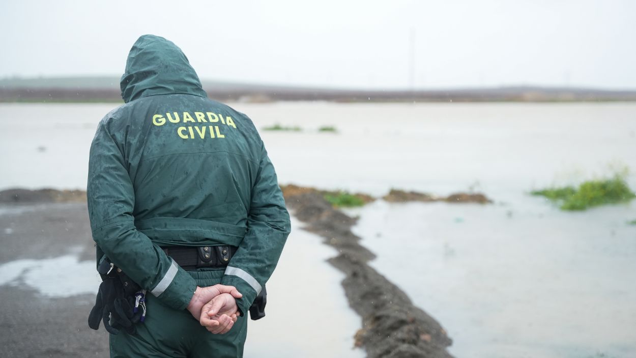 Efectivos de la Guardia Civil en el desbordamiento del arroyo Salado en El Palmar de Troya / EP