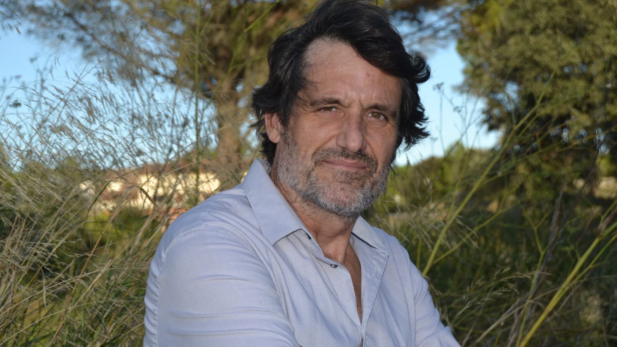 Marc Colell, ganador del Premio de Novela Café Gijón 2025 por 'Las Crines' (Siruela)
