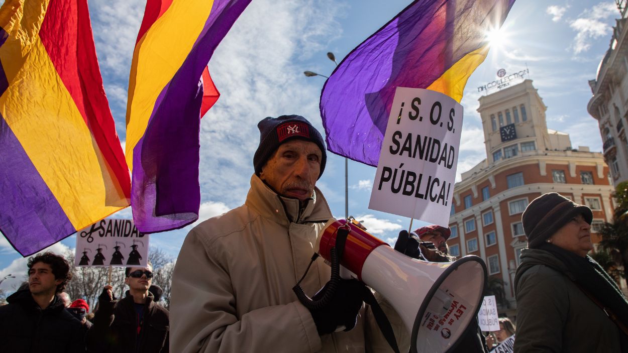 La marea blanca vuelve a tomar Madrid contra la sanidad de Ayuso miles de personas claman contra la privatización. EP.