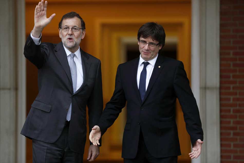 El presidente del Gobierno, Mariano Rajoy junto al por entonces president de la Generalitat, Carles Puigdemont, en La Moncloa