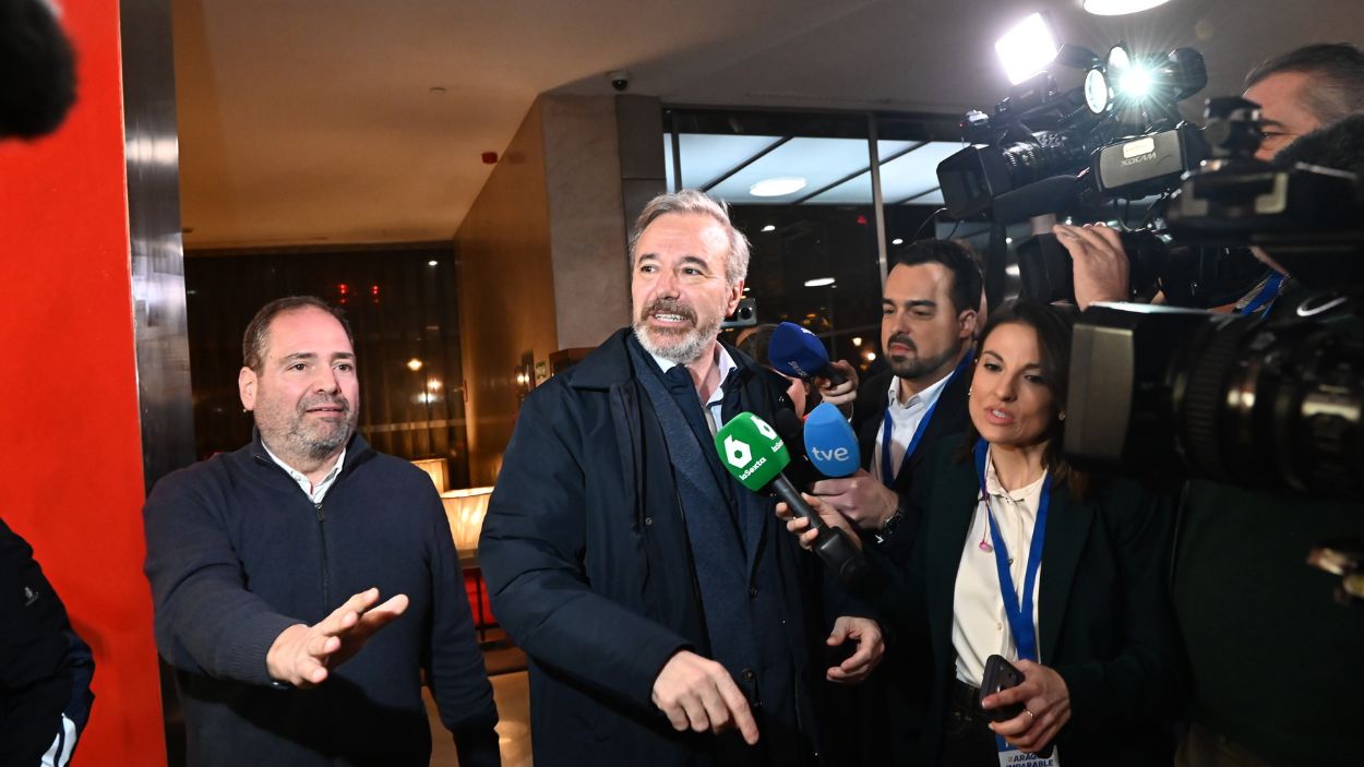 El candidato del Partido Popular a la Presidencia de Aragón, Jorge Azcón, a su llegada al cuartel general del partido para seguir los resultados del 8F. EP. 