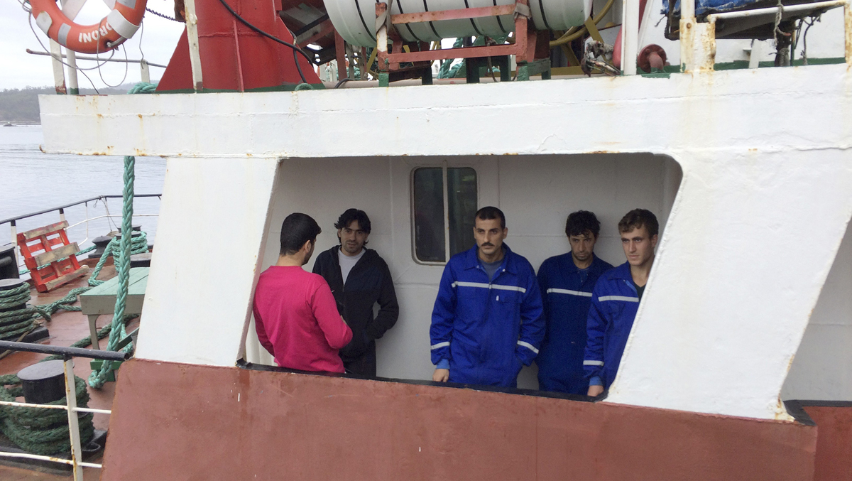 Tripulantes sirios que han pedido asilo político en España, en el puerto de Marín