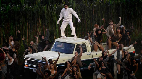 Bad Bunny pone a perrear la Super Bowl y convierte el descanso en una fiesta sin traducción