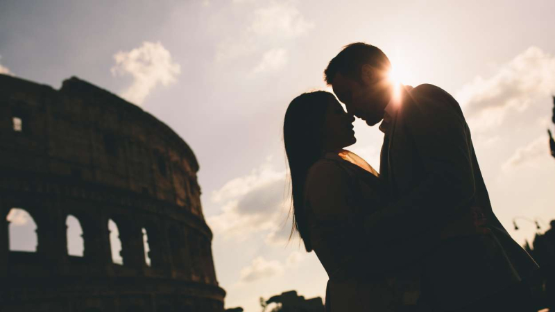 Una pareja de visita a Roma